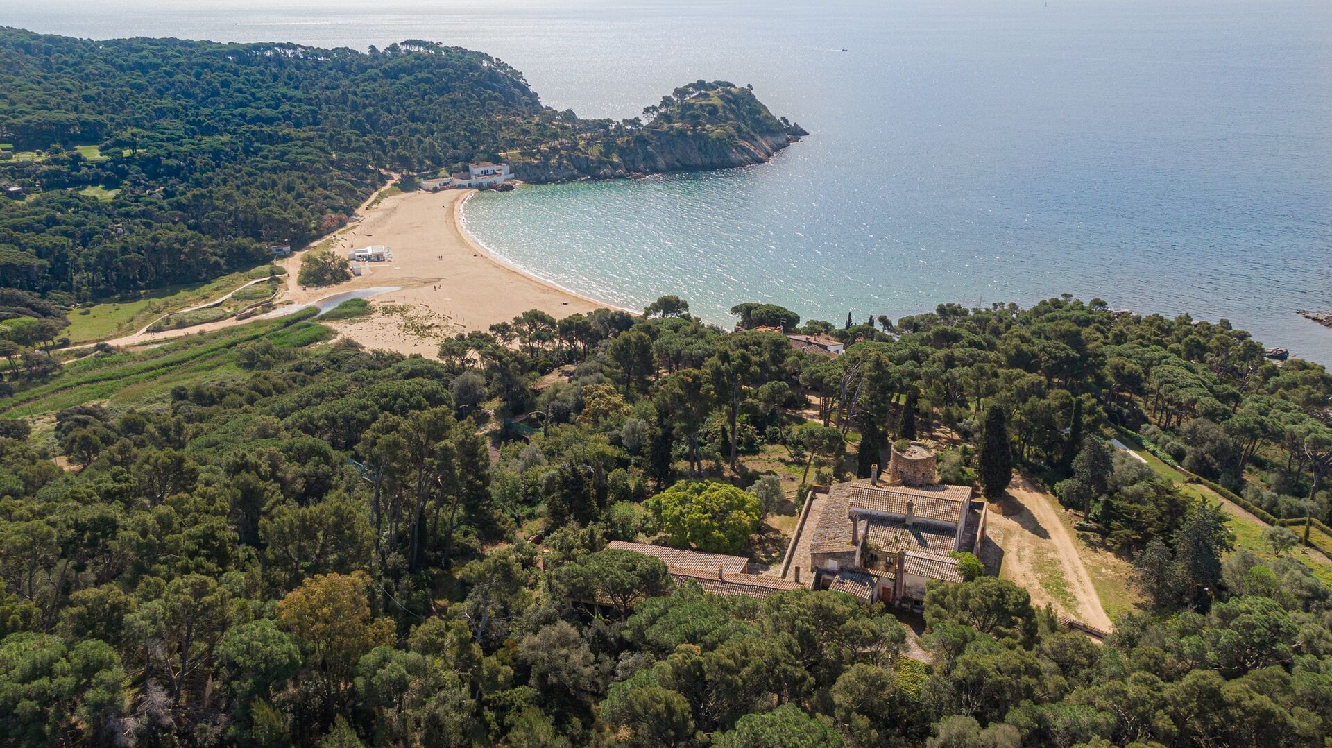 36ha of seafront land with 5 large stone buildings for sale